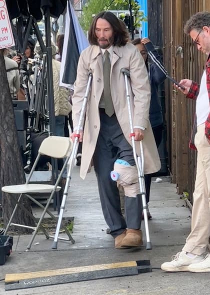 Keanu Reeves, con muletas y una bolsa de hielo, durante las filmaciones en Los Ángeles el pasado enero