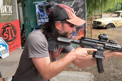 Keanu Reeves es experto en tiro con armas de fuego.