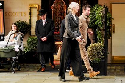 Keanu Reeves fue capturado después de almorzar con su pareja, Alexandra Grant, en el moderno restaurante Scott's en Mayfair, Londres. El actor y la artista plástica están en pareja desde hace cinco años y mantienen una relación bajo perfil