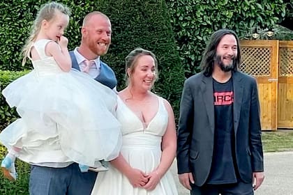 Keanu Reeves fue de sorpresa a la boda de una pareja en Daventry, Northants, Estados Unidos