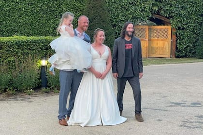 Keanu Reeves fue invitado a la boda de James Roadnight y Nikki Roadnight, dos fanáticos, y no faltó