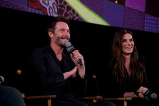 Keanu Reeves y Sandra Bullock: un vestido revelador, la fantasía de los fans y los recuerdos detrás del éxito