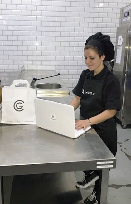 Keatz es una dark kitchen española con muchísimas marcas de restaurantes a las que se accede solo por plataformas de delivery .