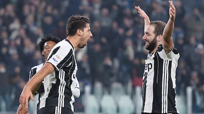 Khedira festeja con el Pipita