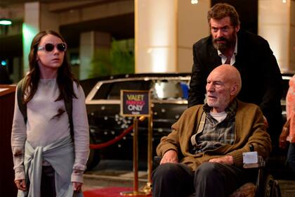 Keen junto a Hugh Jackman y Patrick Stewart, en una escena de la película Logan