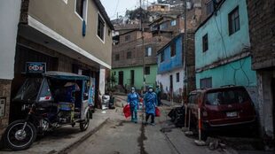 “Keiko Fujimori es la defensora del modelo de mercado en el Perú”, dice a BBC Mundo el politólogo y académico Carlos Meléndez, pero aclara:
“El problema es que un 55% de los peruanos se considera perdedor respecto a este modelo de crecimiento económico"