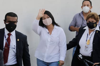 Keiko Fujimori saluda a su llegada a votar durante las elecciones generales 