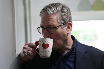 Keir Starmer toma el té en casa de una residente de Stafford, en el comienzo de la carrera electoral