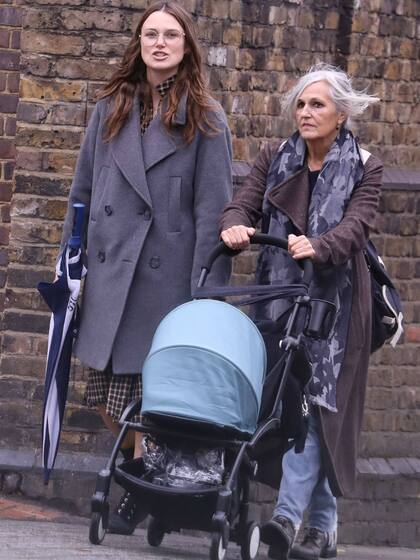 Keira Knightley acompañada por su madre paseando a su hijo, Delilah, el segundo fruto de su relación con James Righton