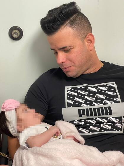 Keira nació con una malformación conocida como válvula tricúspide, condición que ha requerido múltiples intervenciones quirúrgicas desde su nacimiento