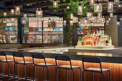 Keith Cash, barman del Ocean Club, observó cómo se filmaba la escena del martini de Daniel Craig y desde entonces sirvió cientos de tragos "Casino Royale"