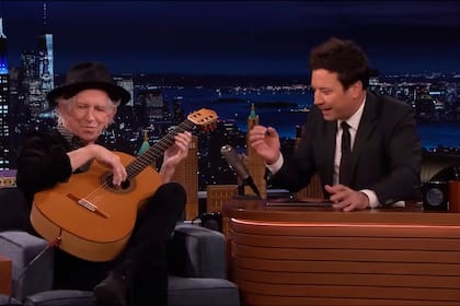 Keith Richards con Jimmy Fallon en el programa nocturno del conductor. Es una de las imágenes más recientes del guitarrista de los Rolling Stones que, luego de que presentara el nuevo disco de su banda en Londres, con Mick Jagger y Ronnie Wood y con la participación de Fallon, acudió "sorpresivamente" al estudio neoyorquino donde se graba Late Night with Jimmy Fallon