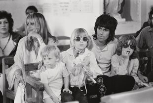 Keith Richards con
su pareja, Anita Pallenberg, y
sus hijos Marlon, Angela y Tara
estuvieron en la primera fila