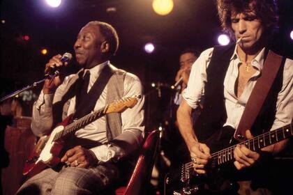 Muddy Waters en escena junto a Keith Richards, en 1981