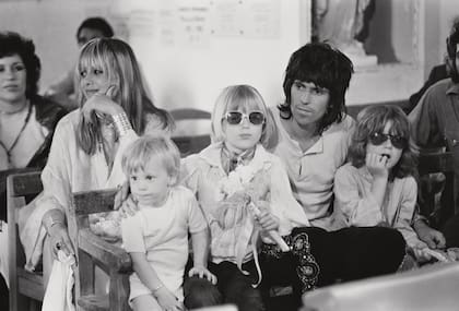 Keith Richards y Anita Pallenberg junto a sus hijos en la boda de Mick Jagger con Bianca De Macias en Saint-Tropez, Francia, en 1971