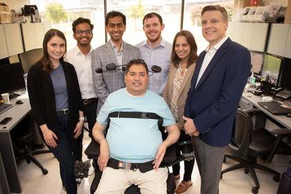 Keith Thomas con el equipo médico que lo operó y que lo trata