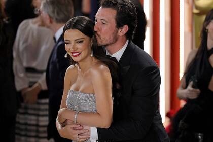 Keleigh Sperry y Miles Teller se mostraron muy acaramelados en la previa de la entrega de premios