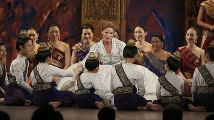 Keli O''Hara al frente del elenco de niños y adultos, en el Lincoln Center