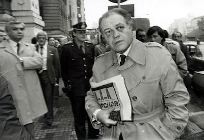 Kelly ingresa en Tribunales con una carpeta de la Triple A, el 29 de agosto de 1983