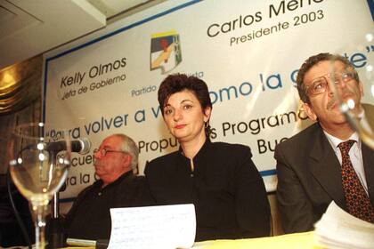 Kelly Olmos cuando lanzó en un hotel de la zona de retiro su campaña a Jefa de Gobierno de la Ciudad de Buenos Aires, apoyada por Carlos Menem, y con el slogan Para volver a vivir como la Gente, el 18/9/02