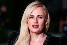 Rebel Wilson aseguró que un miembro de la realeza británica la invitó a una fiesta con “drogas y orgías”