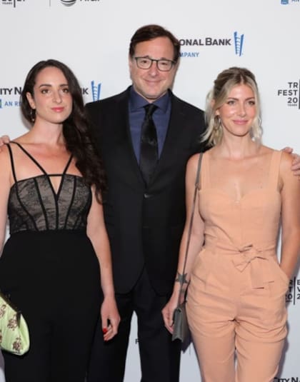 Kelly Rizzo (derecha) y Lara Saget, viuda e hija del actor, además de las hermanas de Lara, piden que no se liberen fotos de la muerte del actor