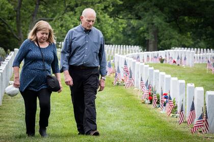 Kelly y su esposa visitan la tumba de su hijo en el cementerio de Arlington
