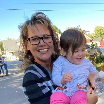 Kelsey trabaja para evitar que más niños sufran abandono infantil