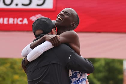 Kelvin Kiptum de Kenia celebra después de ganar la división masculina profesional del Maratón de Chicago de 2023 y establecer un récord mundial de maratón de 2:00.35 el 8 de octubre de 2023 en Chicago, Illinois