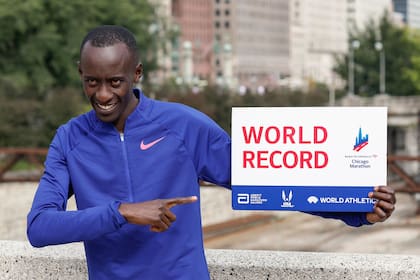 Kelvin Kiptum sonríe con el cartel que lo proclamó como nuevo récordman de maratón en octubre de 2023