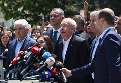 Kemal Kilicdaroglu (C), el líder de 74 años del Partido Popular Republicano pro-laico de centro-izquierda, o CHP, habla después de emitir su voto en un colegio electoral en Ankara el 14 de mayo de 2023