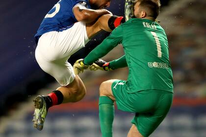 Kemar Roofe patea a Ondrej Kolar; el arquero debió dejar la cancha, pero está fuera de peligro. (Ian McNichol/PA via AP)