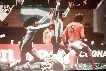 Kempes anota el primer gol ante Holanda en la final