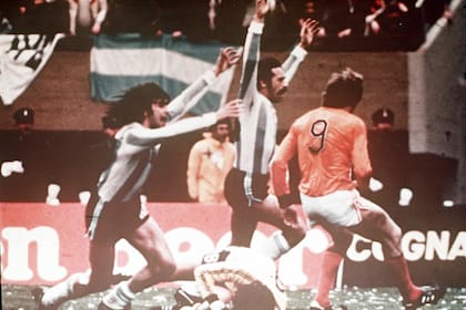 Kempes y Luque festejan uno de los goles con los que Argentina derrotó 3-1 a Holanda en la final del Mundial 78.