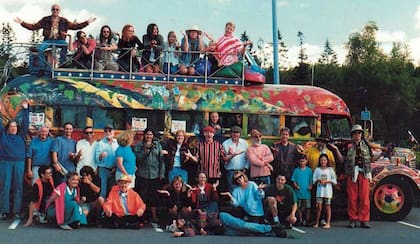 Ken Kesey (en el centro con boina roja y los brazos abiertos), autor del libro que inspiró el filme Atrapado sin salida, probó LSD en un experimento de la CIA y fue uno de los precursores del movimiento hippie