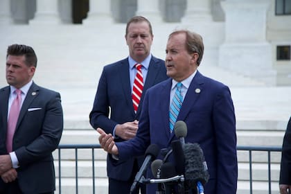 Ken Paxton tiene un 36% de apoyo sólido entre republicanos y podría desafiar a Cornyn en 2026