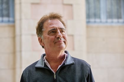 Ken Ross en los jardines de la Iglesia de la Santa Cruz, en Buenos Aires