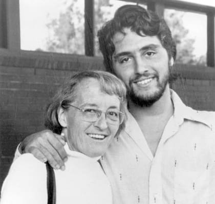 Ken Ross, junto a su madre Elisabeth