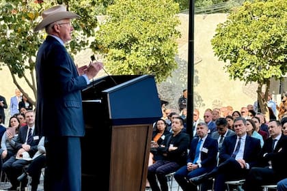 Ken Salazar destacó la importancia de la nueva embajada como símbolo de unidad entre México y Estados Unidos