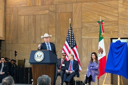 Ken Salazar destacó que la nueva embajada refleja un futuro compartido y próspero para ambos países