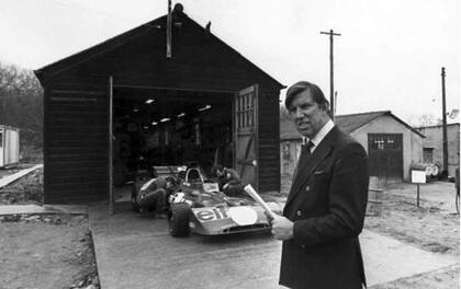 Ken Tyrrell frente a su "barraca" y a su 003-Cosworth, campeón mundial con Jackie Stewart