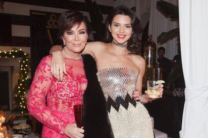 Kendal Jenner junto a Kriss, su madre