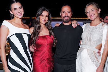 Kendall Jenner –con un diseño de Hervé Léger–, la actriz Nina
Dobrev, el empresario y anfitrión Mark Scheinberg y Kate Hudson.