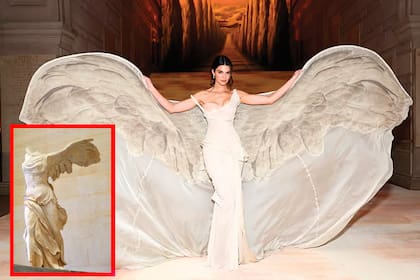 Kendall Jenner confió en Zac Posen para que le
confeccionara un look de GapStudio inspirado
en la Victoria Alada de Samotracia, la estatua
griega del siglo II de la diosa de la victoria que da la bienvenida en el Louvre. “Imprimimos su cuerpo en 3D e hicimos un maniquí y un busto de ella que es el corset que hay debajo”, explicó Pozen