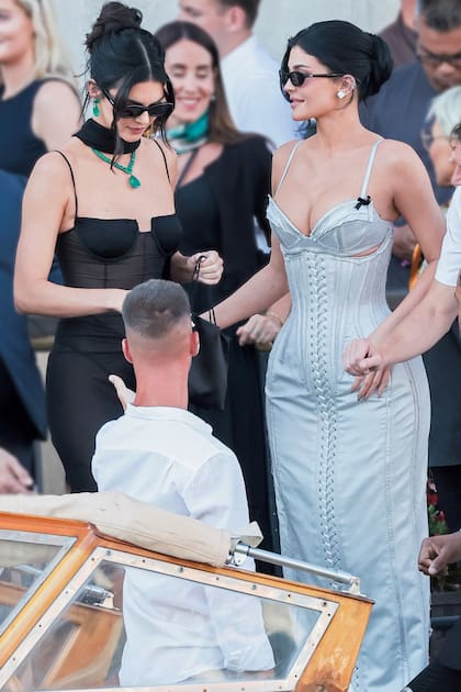 Kendall Jenner, impactante
con un vestido con breteles finos y top tipo corset que completó con un collar de
esmeraldas. A su lado, Kylie Jenner, que lució un vestido corset en tono blanco
plateado, con escote profundo y falda larga, de Dilara Findikoglu.