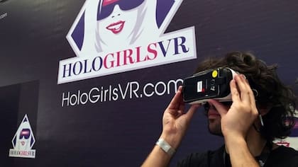 Kendrick Thomas, gerente de HoloFilm Productions, en una demostración de los contenidos para adultos con realidad virtual junto a un visor Gear VR de Samsung