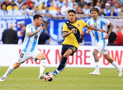 Kendry Páez siguiendo la marca de Lionel Messi