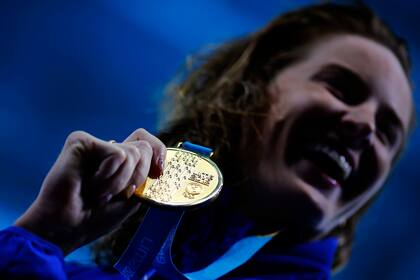 Kendyl Stewart de Estados Unidos, celebra su oro en la prueba de 100 mst mariposa