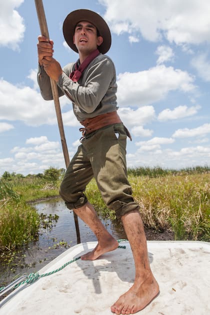 Keneke conoce bien los canales de los esteros.