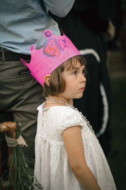 Kenia, sobrina de la pareja y parte del cortejo, acompañó su vestido con una coronita de cartulina que hizo en el jardín de infantes.